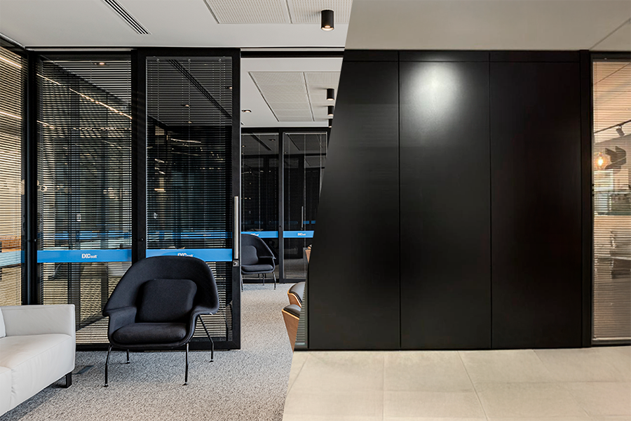 divisorias-piso-teto-em-vidro-ou-em-paineis-cegos-o-que-escolher